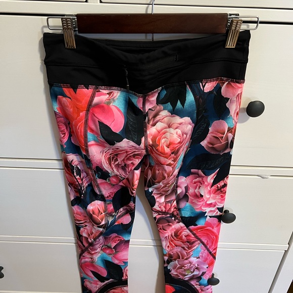 Lululemon Run Inspire Crop II Size 4 Secret Garden - Picture 4 of 6
